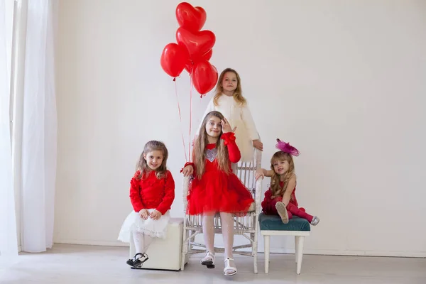 Красиві дівчата на вечірці на день народження з повітряними кулями — стокове фото