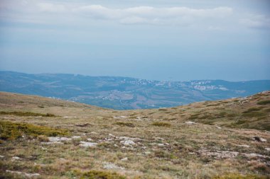 Dağın tepesinden yeşil ormana kadar güzel bir manzara.