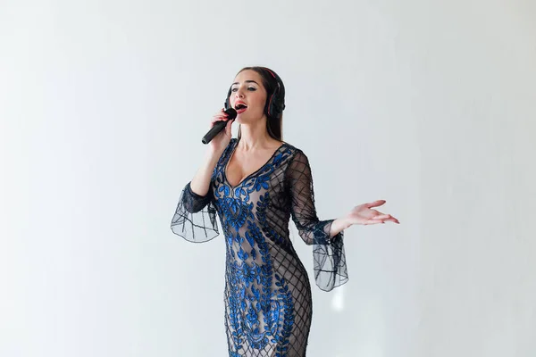 Cantora canta karaoke com microfone e fones de ouvido — Fotografia de Stock