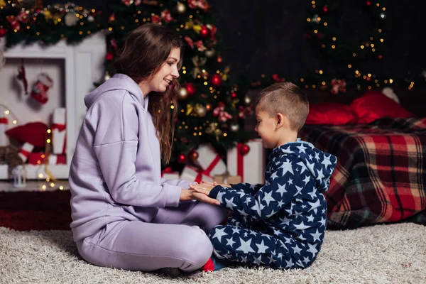 Mother and son at the Christmas tree with gifts New Year — Stock Photo, Image