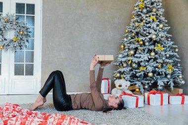 Noel ağacında güzel bir kadın yeni yıl hediyeleriyle