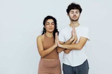 Erkek ve kadın birlikte egzersiz yapıyor. Aile yogası, asana fitness.