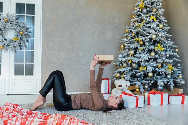 Noel ağacında güzel bir kadın yeni yıl hediyeleriyle