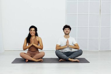 Erkek ve kadın birlikte egzersiz yapıyor. Aile yogası, asana fitness.