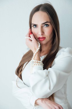 Beyaz arka planda açık yaz elbisesi içinde güzel bir kadın.