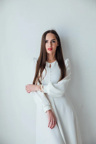 Hermosa mujer en un vestido de verano ligero sobre un fondo blanco — Foto de Stock