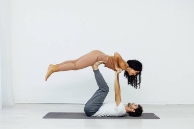 Erkek ve kadın birlikte yoga egzersizleri yapıyorlar.