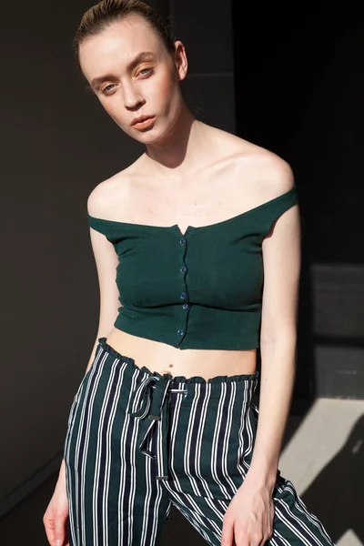 Портрет красивої жінки в зеленому одязі на білому тлі — стокове фото
