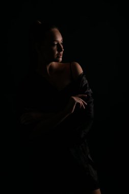 Siyah ipek iç çamaşırlı güzel bir kadın.