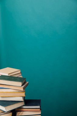 Üniversite kütüphanesinde okumak için yeşil arka planda eğitim kitapları