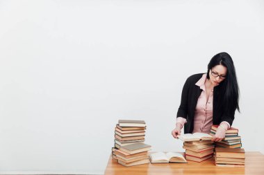 Öğrenmek için kitapları olan güzel bir bayan öğretmen.