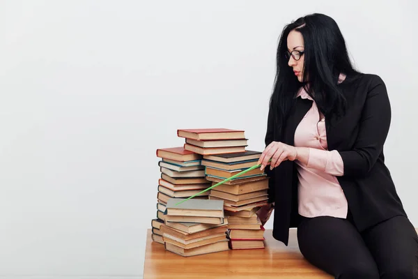 Profesora en la mesa de la universidad con libros para aprender — Foto de Stock
