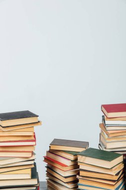 Üniversite kütüphanesinde beyaz bir arkaplanda okumak için eğitim kitapları