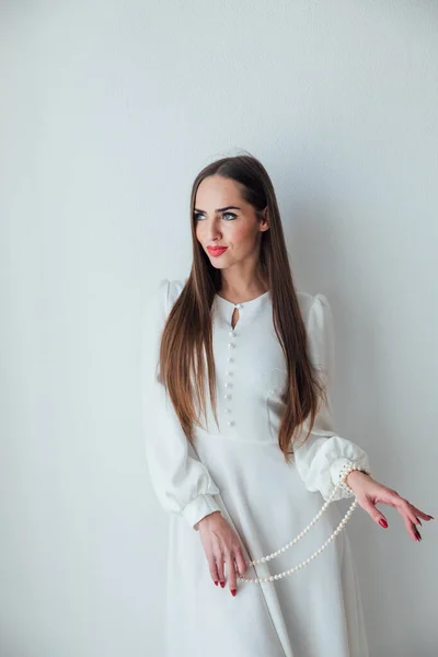 Πορτρέτο μιας όμορφης γυναίκας με λευκό ανοιχτό φόρεμα — Φωτογραφία Αρχείου