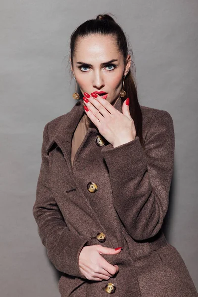 Красивая модная женщина в коричневом теплом пальто — стоковое фото