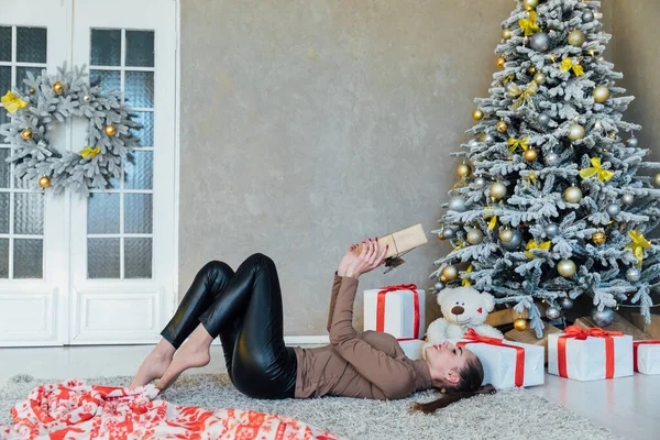 Noel ağacında hediyeli bir kadın.