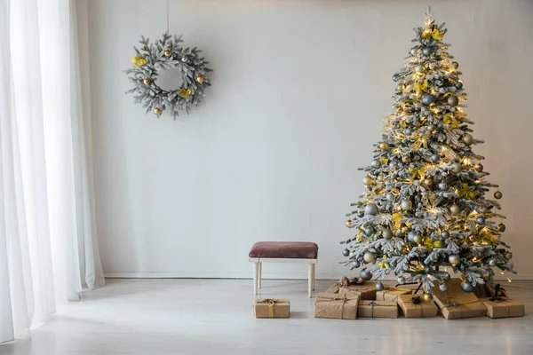 Decoração de árvore de Natal decorada coberta de neve branca para a véspera de Ano Novo — Fotografia de Stock