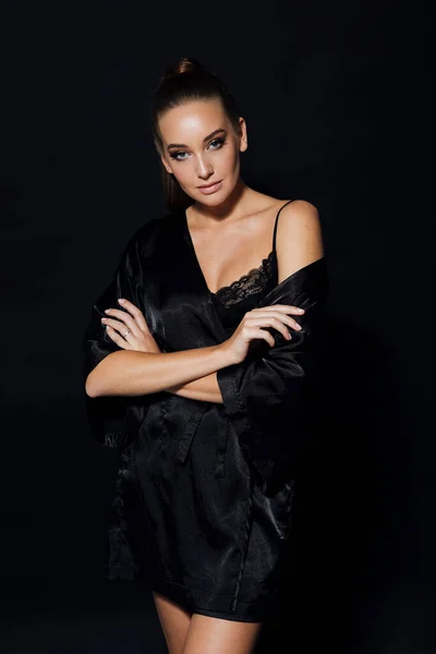 Ritratto di una bella donna in pigiama nero biancheria intima — Foto Stock