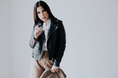 Güzel, modaya uygun, doğulu esmer bir kadının portresi.