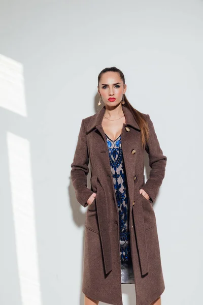 Ritratto di una bella donna alla moda in un caldo cappotto di autunno marrone — Foto Stock
