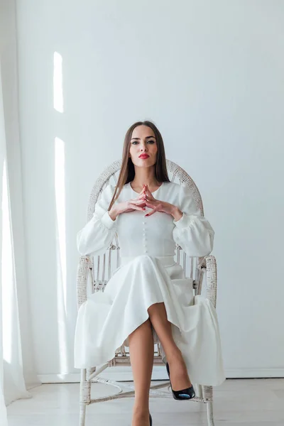 Όμορφη γυναίκα σε ένα ελαφρύ καλοκαιρινό φόρεμα σε λευκό φόντο — Φωτογραφία Αρχείου