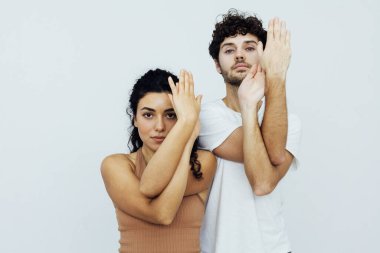 Erkek ve kadın birlikte egzersiz yapıyor. Aile yogası, asana fitness.