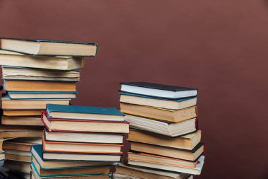 Üniversite Kütüphanesi için Kitap Yığını Eğitim Kahverengi Arkaplan