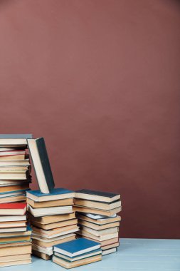 Üniversite Kütüphanesi için Kitap Yığını Eğitim Kahverengi Arkaplan
