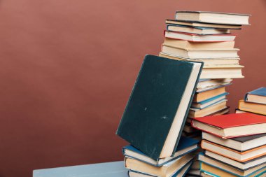 Üniversite Kütüphanesi için Kitap Yığını Eğitim Kahverengi Arkaplan