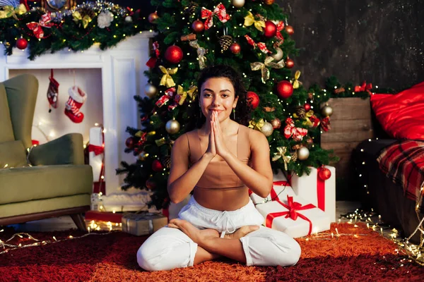 Świąteczna gimnastyka jogi na drzewie z prezentami Nowy Rok — Zdjęcie stockowe