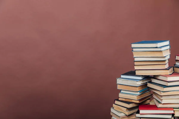 Stack di libri per l'insegnamento della conoscenza biblioteca universitaria sfondo marrone — Foto Stock