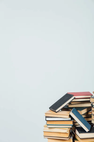 Stack di libri per l'insegnamento della conoscenza della biblioteca della scuola universitaria sfondo bianco — Foto Stock