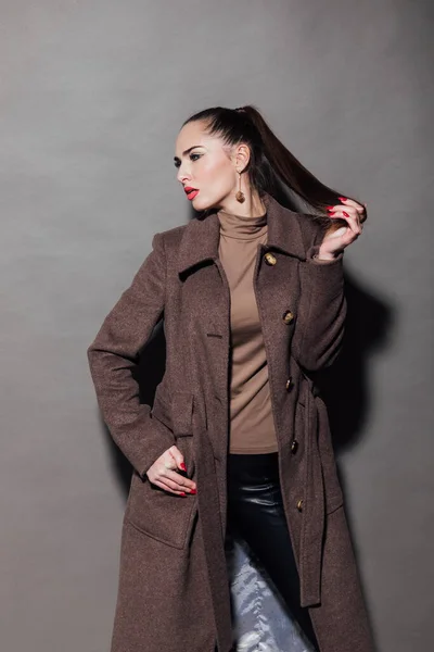 穿着棕色保暖外套的漂亮时髦女人 — 图库照片