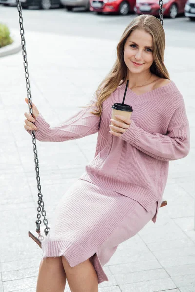 Krásná blondýnka s teplým nápojem se slámou na ulici města — Stock fotografie