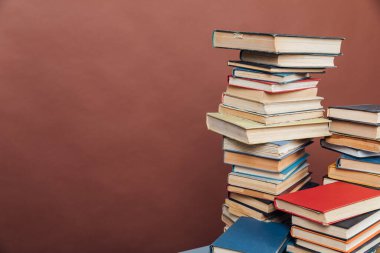 Üniversite kütüphanesinde kahverengi arka plan üzerine eğitim kitapları