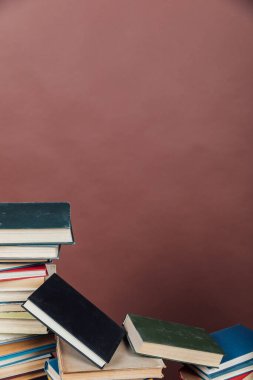 Üniversite kütüphanesinde kahverengi arka plan üzerine eğitim kitapları