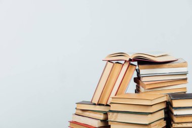 Üniversite kütüphanesinde beyaz bir arkaplanda okumak için eğitim kitapları