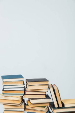 Üniversite kütüphanesinde beyaz bir arkaplanda okumak için eğitim kitapları
