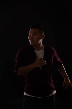 Adam karanlıkta tek başına müzikle dans ediyor.