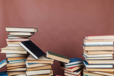 Üniversite eğitimi için arka plan olarak birçok eğitici kitap