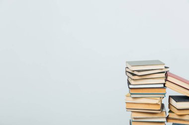 Üniversite eğitimi için arka plan olarak birçok eğitici kitap