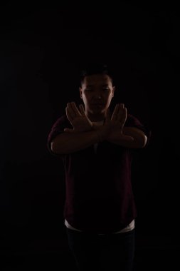 Adam karanlıkta tek başına müzikle dans ediyor.