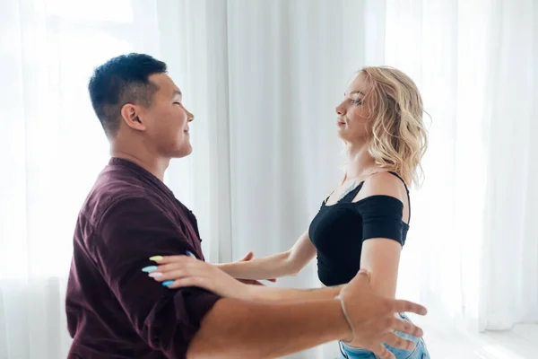 Mujer y hombre bailando con música bachata — Foto de Stock