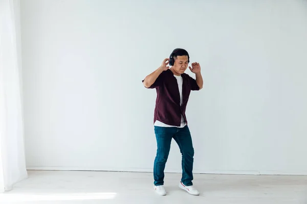 Homem dançando a música bachata em um salão branco — Fotografia de Stock