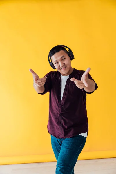 Asijský muž tanec na hudbu se sluchátky — Stock fotografie