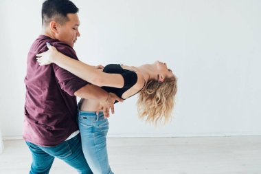 Kadın ve erkek Bachata müziği eşliğinde dans ediyorlar.