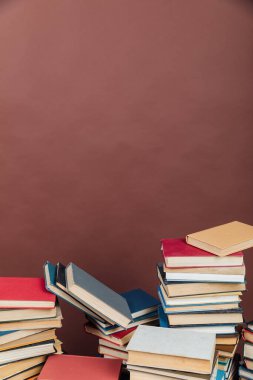 Üniversite eğitimi için arka plan olarak birçok eğitici kitap
