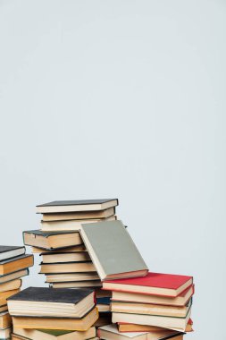 Üniversite eğitimi için arka plan olarak birçok eğitici kitap