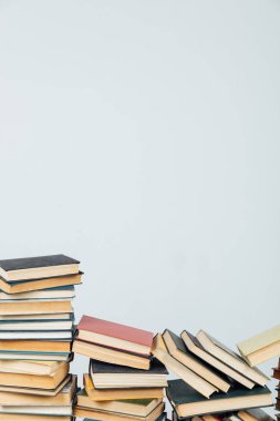 Üniversite eğitimi için arka plan olarak birçok eğitici kitap