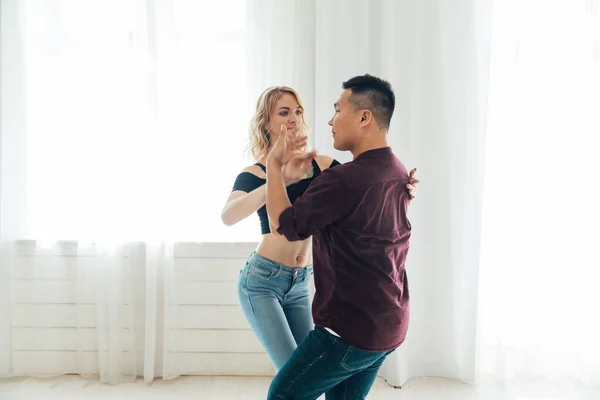 Mujer y hombre bailando con música bachata — Foto de Stock